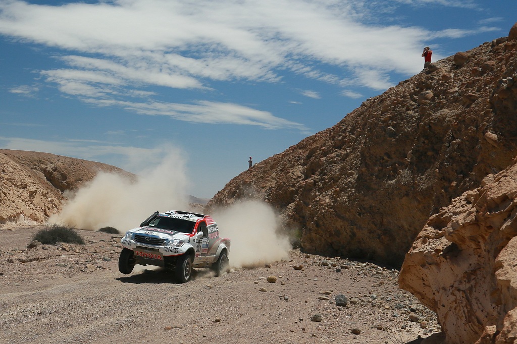 Toyota-Well-Placed-At-Halway-Point-2013-Dakar (5)