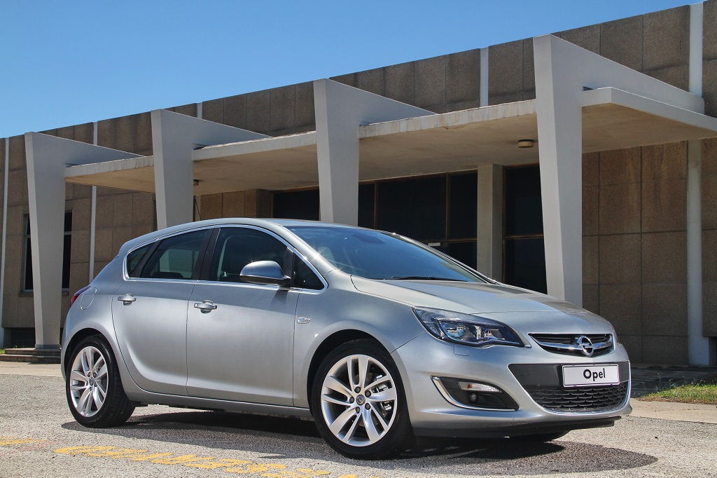 2013-Opel-Astra-Hatch (1)
