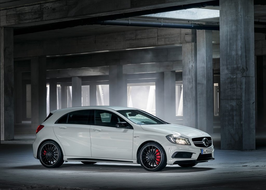 Mercedes-Benz-A45-AMG (1)