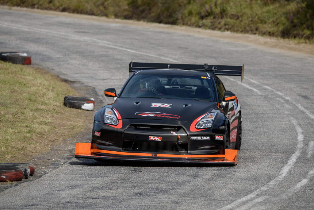 Wilhelm Baard in the Nissan Skyline fitted a radical front splitter