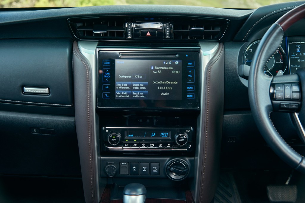 Toyota Fortuner (8)