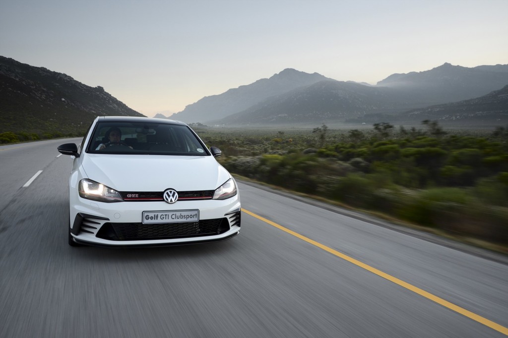 golf-gti-clubsport-driving_005_1800x1800-439682